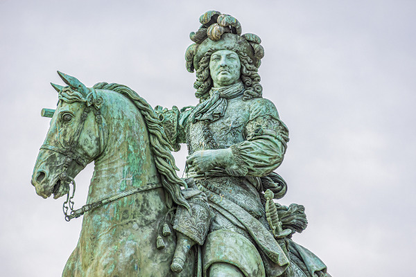 Estátua de Luís XIV, monarca que representa o absolutismo.