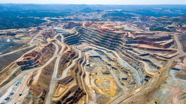Vista superior de uma mina na Espanha, onde é realizada mineração, o extrativismo mineral.