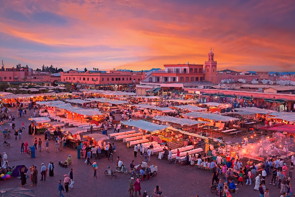 Vista aérea da cidade de Marrakesh, conhecida como “Cidade Vermelha”, inspiração para a bandeira do Marrocos. 