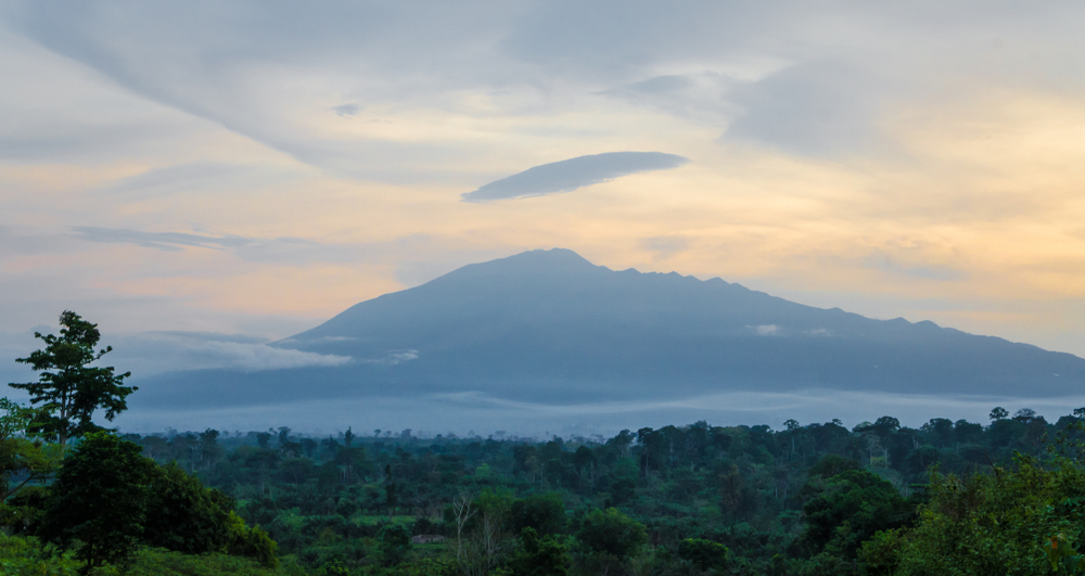 Paisagem com vista para o monte Camarões, vulcão ativo que abriga o ponto mais elevado do país.