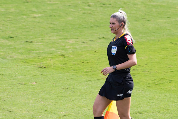 Mulher branca loira em capo de futebol