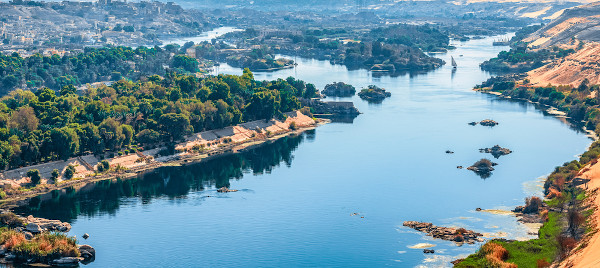 Vista superior do rio Nilo, o segundo maior rio do mundo, muito estudado pela hidrografia.
