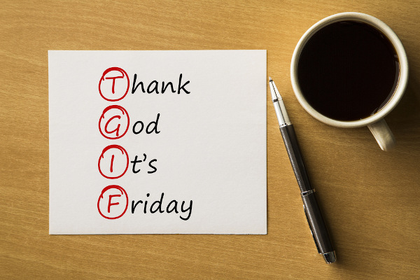 “Thank God It’s Friday” escrito em post-it branco e ao lado de caneta e xícara de café.