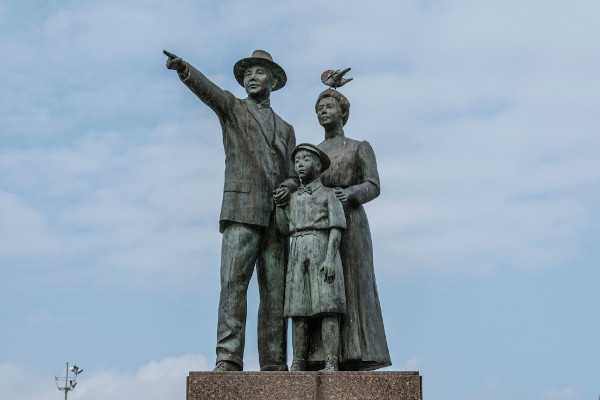 Monumento em homenagem aos imigrantes japoneses instalado em São Vicente, no litoral de São Paulo.