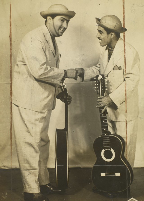 Integrantes da dupla Alvarenga e Ranchinho se cumprimentando, uma das primeiras duplas de sertanejo formadas.
