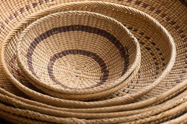 Vista aproximada de cestas de cipó, exemplos de itens artesanais produzidos pelas mulheres yanomamis.