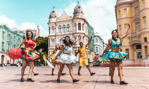 Dançarinos de frevo na cidade de Recife, em Pernambuco.