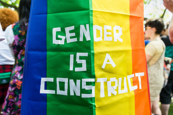 Bandeira com frase de Judith Butler (Gênero é uma construção), em uma Marcha do Orgulho LGBTQIA+, no Canadá.