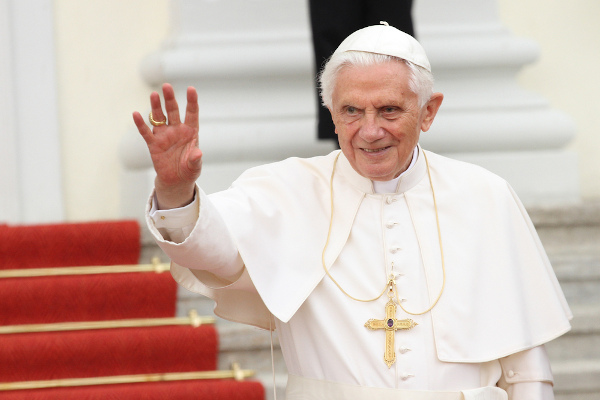 Papa Bento XVI acenando com mão.