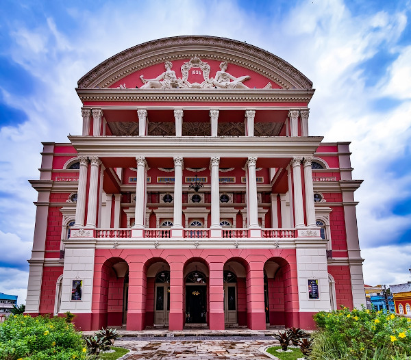 Fachada do Teatro Amazonas, em Manaus, construído no contexto do Ciclo da Borracha.