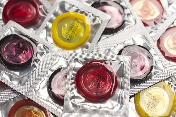 Diversas camisinhas em suas embalagens, um tipo bem comum de método contraceptivo.