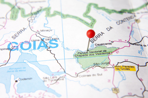 Alfinete fixado em um mapa indicando a localização do Parque Nacional Chapada dos Veadeiros.