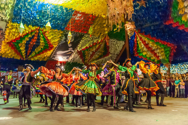 Casal brasileiro vestindo roupas tradicionais para a Festa Junina