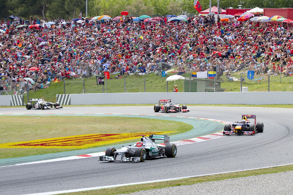 Pista de Fórmula 1 com carros em trajetória curvilínea, onde ocorre a atuação do MCU e do MCUV.