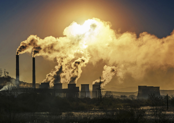 Cenário de poluição atmosférica, um dos principais problemas ambientais que existem na atualidade.