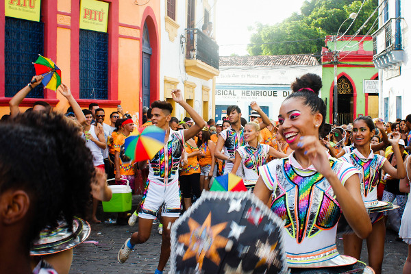 Pessoas dançando frevo, uma das danças folclóricas que existem no Brasil.
