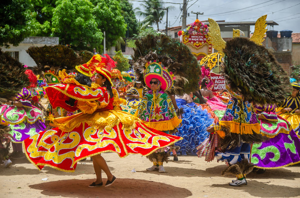 Pessoas dançando maracatu, uma das danças folclóricas que existem no Brasil.
