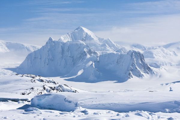 Paisagem natural com neve eterna na Antártida, o continente mais frio do planeta Terra, como representação do relevo.