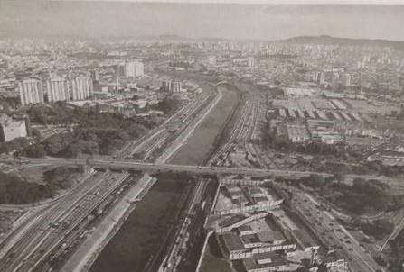 Rio Tietê e arredores urbanos em foto em preto e branco.