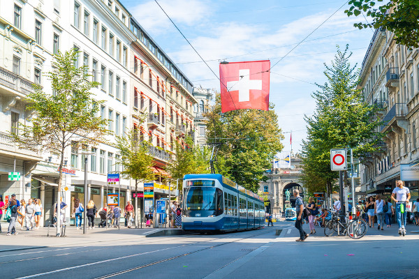  Paisagem urbana de Zurique, capital da Suíça, país de primeiro mundo.