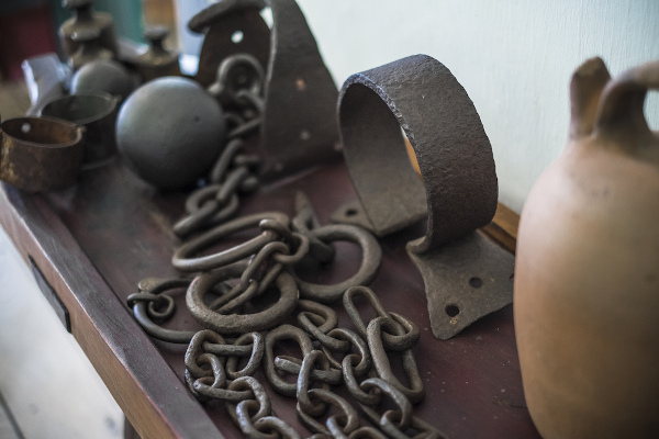 Correntes usadas para prender escravizados no Brasil