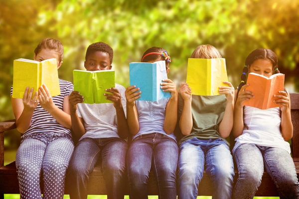 Crianças de várias cores/raças com livros nas mãos