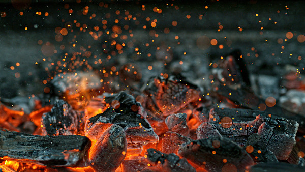 Queima de carvão vegetal (combustão), exemplo de fenômeno químico, que não pode ser confundido com fenômeno físico.