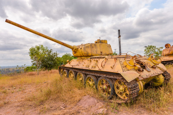 Tanque de guerra remanescente da guerra civil angolana, um dos principais conflitos na África.