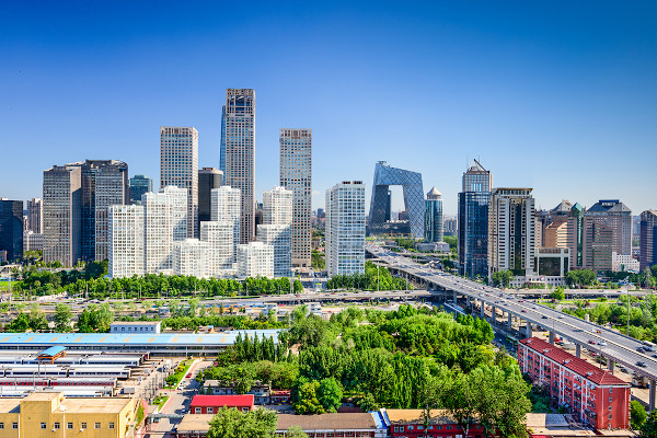 Vista panorâmica de Pequim com edifícios, áreas verdes e pontes; a China é um país emergente.