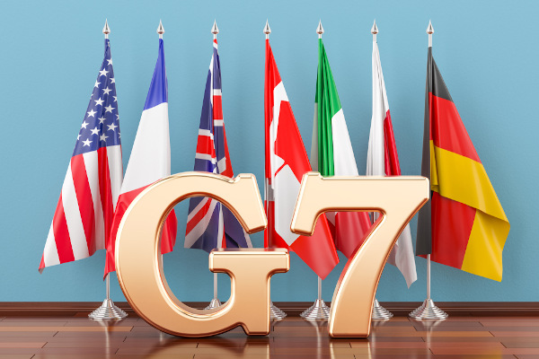 Bandeira dos países que fazem parte do G7: Canadá, Estados Unidos, Reino Unido, França,  Itália, Alemanha e Japão.