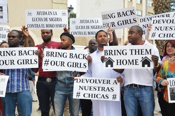 Manifestantes segurando placas em protesto contra ações de sequestro feitas pelo grupo terrorista Boko Haram.