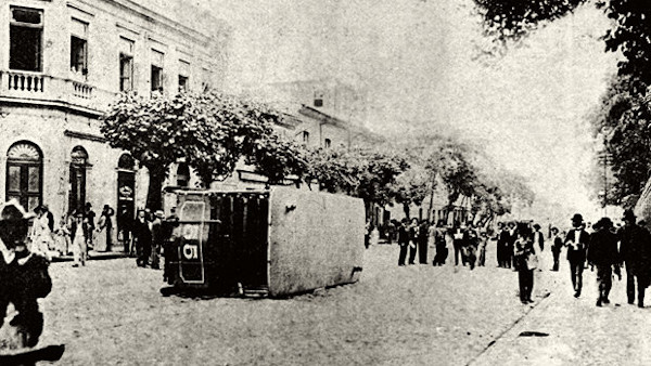 Bonde virado pela população na Praça da República durante a Revolta da Vacina.