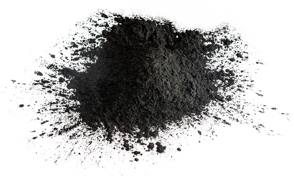 Carvão ativado na forma em pó.