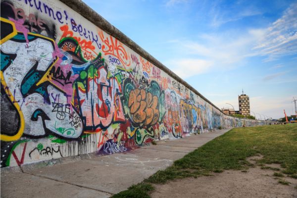 Parte do Muro de Berlim coberta de grafites.