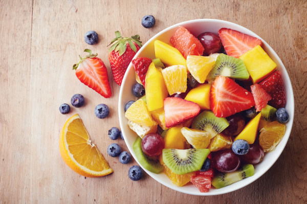Uma tigela com salada de frutas como representação das frutas em espanhol (las frutas).