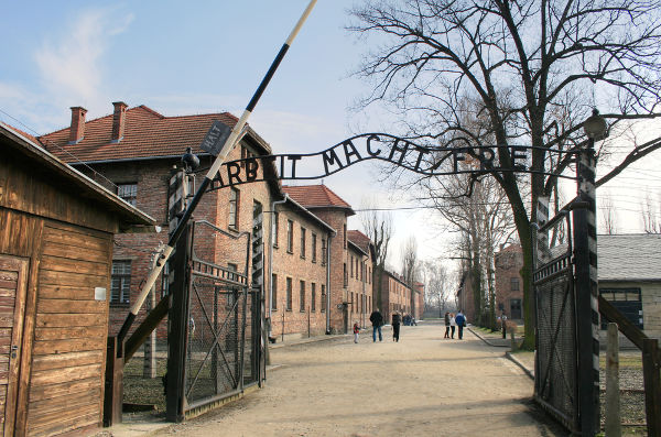 Campo de concentração de Auschwitz-Birkenau, consequência do antissemitismo praticado pelos nazistas.