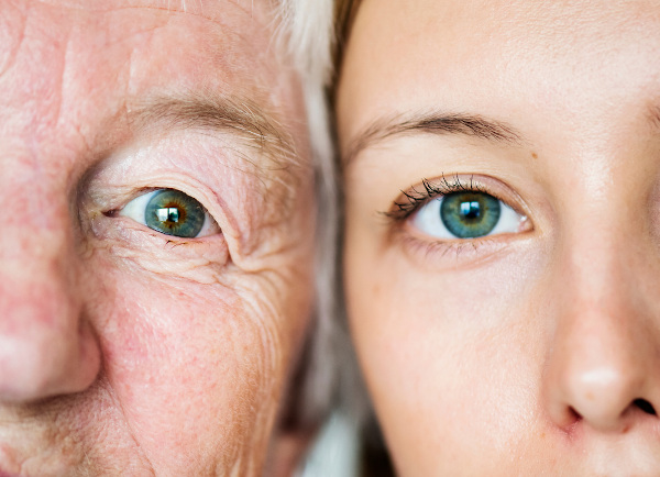 Avó e neta, ambas com olhos verdes, com rostos lado a lado, em referência à ideia de hereditariedade, estudada na genética.