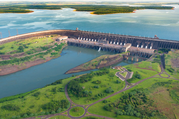 Vista aérea da barragem da Usina Hidrelétrica de Itaipu, no rio Paraná.