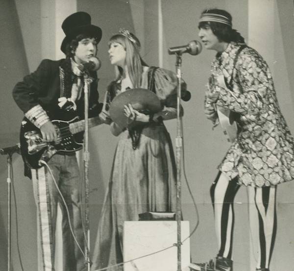 Rita Lee, Sérgio Dias e Arnaldo Baptista, artistas do tropicalismo, cantando.