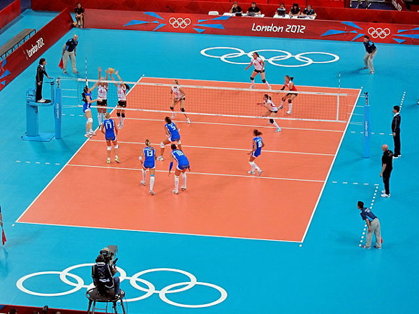 Vista aérea do jogo de vôlei praticado por mulheres. 