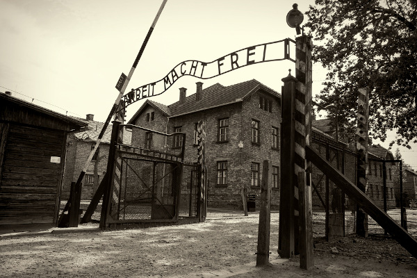 Portão do campo de concentração de Auschwitz. No portal, está escrito “arbeit macht frei” (o trabalho liberta)
