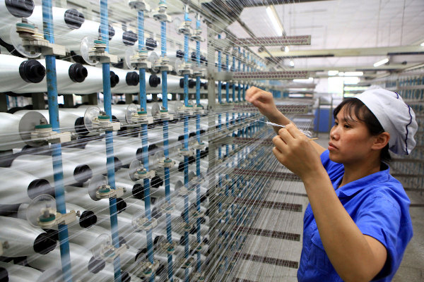 Trabalhadora chinesa em uma fábrica de fibra de vidro.