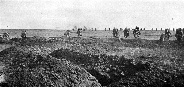 Infantaria francesa avançando na região de Chemin des Dames (França), em 1917, no contexto da Primeira Guerra Mundial.