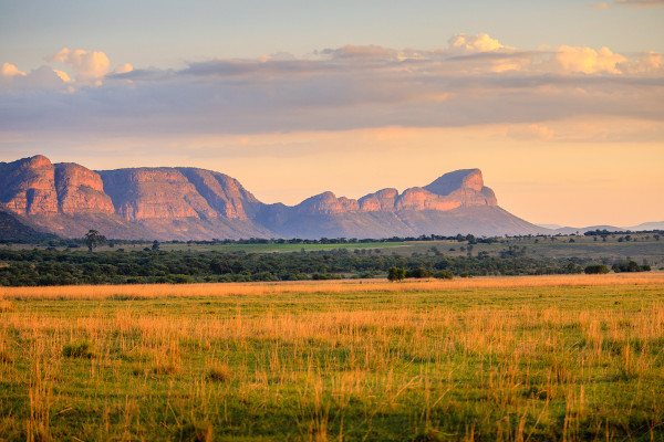 Paisagem natural montanhosa na África do Sul.