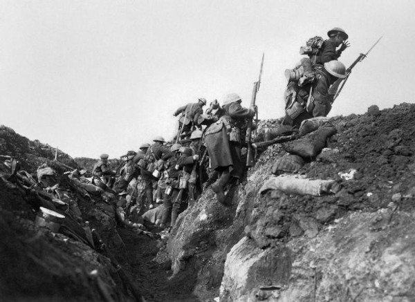 Soldados alemães subindo trincheiras durante a Batalha do Somme, uma das batalhas mais sangrentas da Primeira Guerra Mundial.
