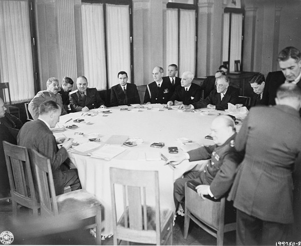 Líderes reunidos em torno de uma mesa na Conferência de Yalta.