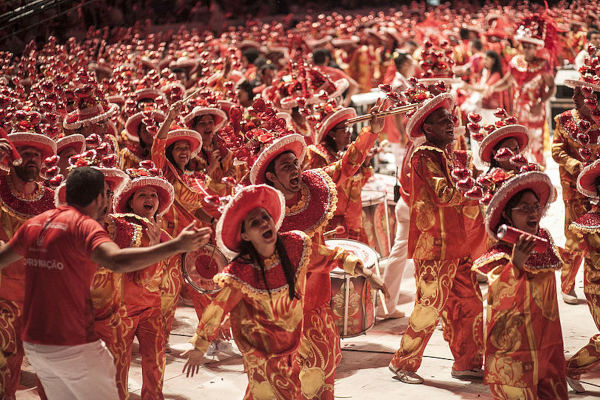 Participantes do boi Garantido em festa popular da cultura do Norte.