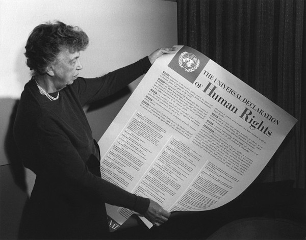 Eleanor Roosevelt segura um cartaz com a Declaração Universal dos Direitos Humanos reproduzida em inglês, em 1949. [1]
