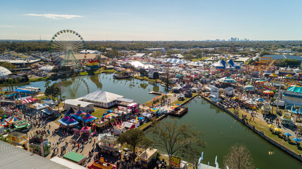 Vista aérea de barracas e lagos no espaço de eventos chamado Florida State Fairgrounds, na Flórida.
