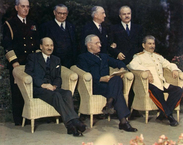Fotografia de Clement Attlee, Harry S. Truman e Josef Stalin (URSS) reunidos na Conferência de Potsdam.
